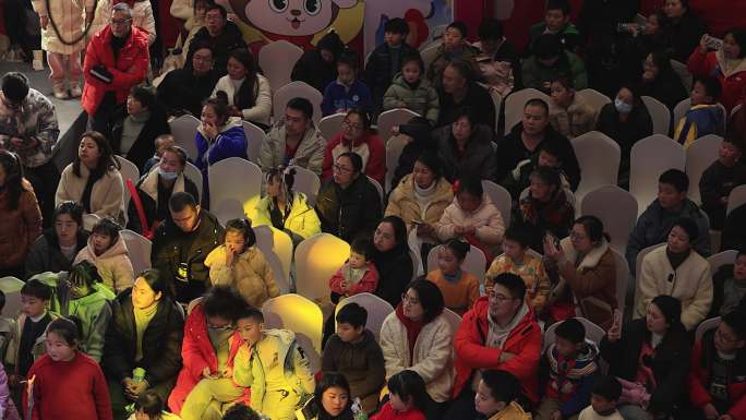 祥生商场表演活动观众席满座景象