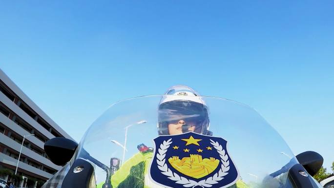 交警执勤警灯闪烁