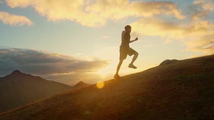 日出山顶男人奔跑跑步