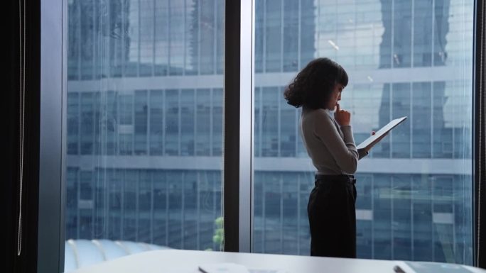 商务女性在办公室使用平板电脑。