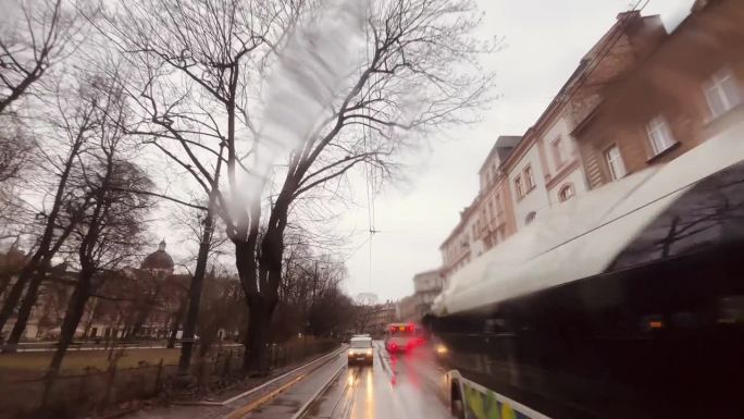 乘坐电车时的雨中景色