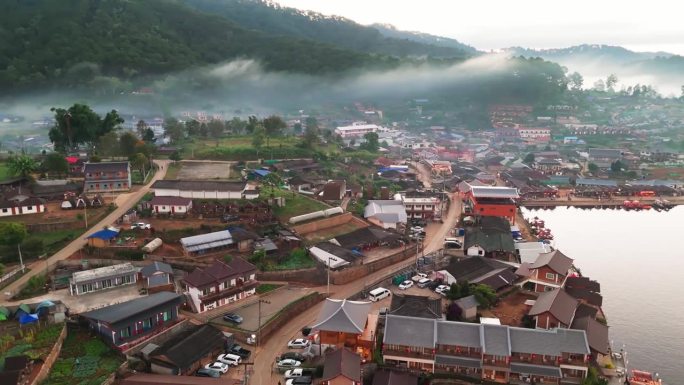 泰国茶园村的朦胧日落全景，湖边的空中水路，位于班拉克泰，梅洪宋省的街道。