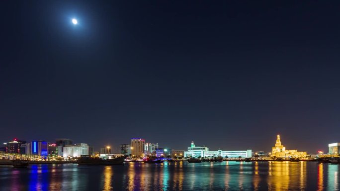 多哈，卡塔尔 - 2025年1月20日：迷人的夜景，绚丽的城市灯光和满月在水面上的倒影。