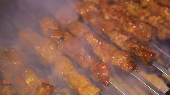 实拍东北大串烤油边大鸡头