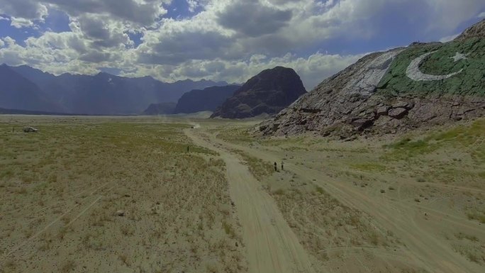 澳大利亚山脉和穿越山谷的道路的鸟瞰图，荒野。