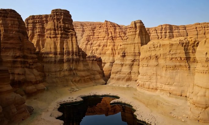 红岩地貌景观及积水水坑的独特景象