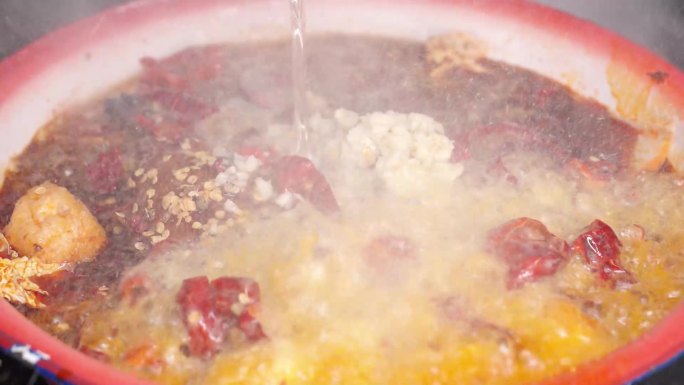 川菜水煮肉片淋油沸腾