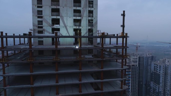 中国上海 - 2024年11月7日：航拍视角展示繁忙城市环境中高层建筑施工进展的工地。