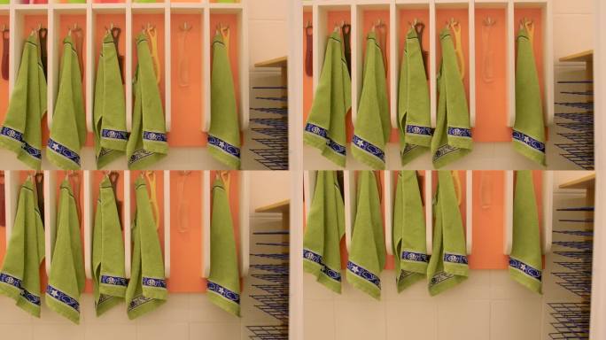 五彩缤纷的浴室毛巾架，搭配绿色毛巾和背景。