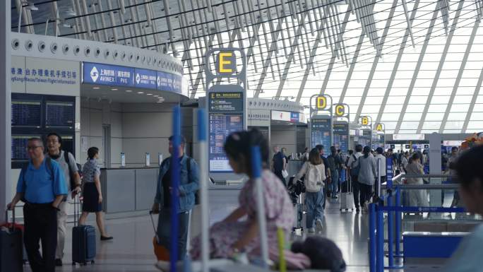 人群在机场出发航站楼大厅延时