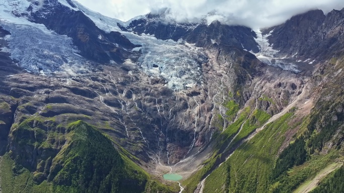 云南雨崩景区冰湖航拍