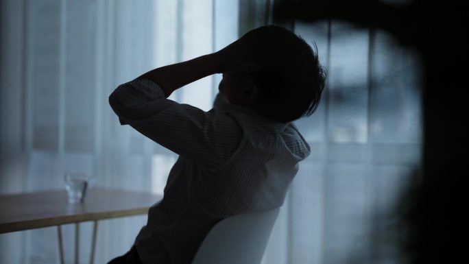 男人窗边烦恼焦虑