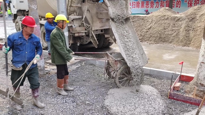 水泥路面施工现场 建筑工人铺设水泥