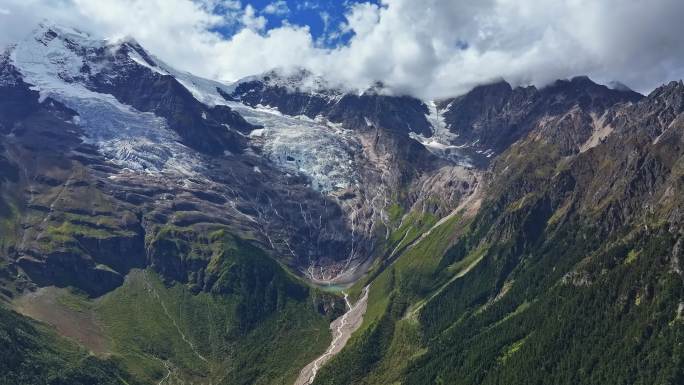 云南雨崩景区冰湖航拍