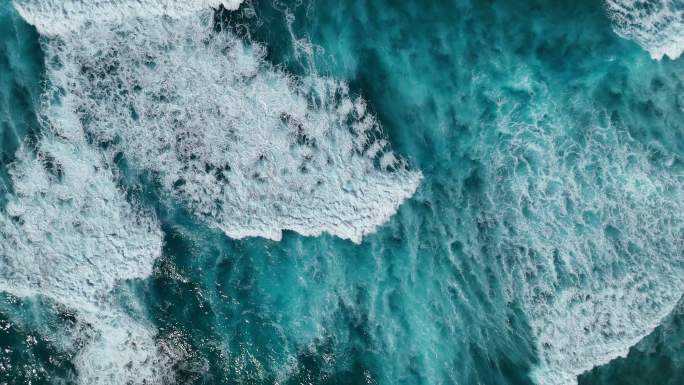 （实拍）俯视海浪大海蔚蓝大海浪花