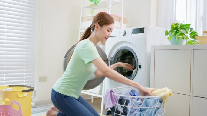 亚洲家庭主妇装载洗衣机