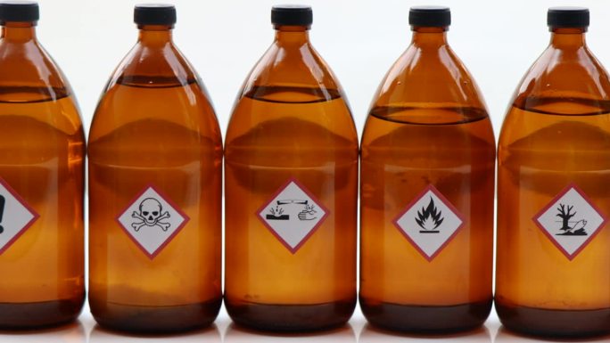 化学容器上的化学危害警告符号