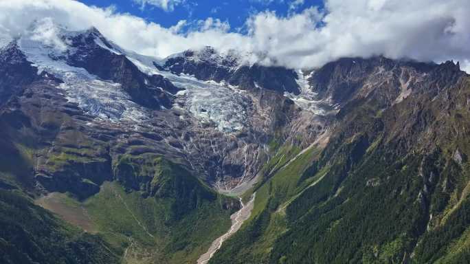 云南雨崩景区冰湖航拍