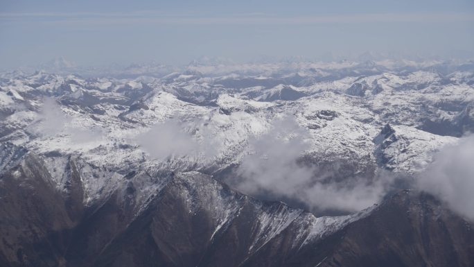 飞机舷窗外的雪山风光