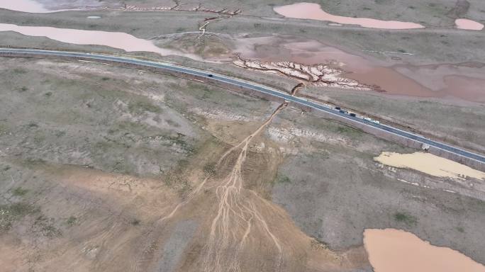 4K公路旁的荒漠湿地景观航拍