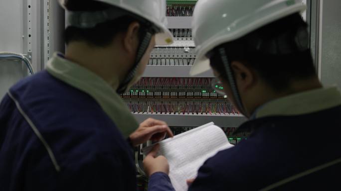 电力工程师检修维护配电柜设备Red拍摄