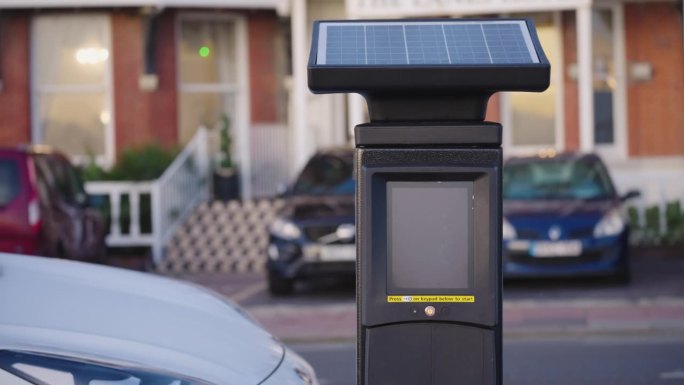 太阳能停车计时器位于城市街道。英国城市。