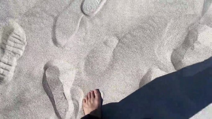 兰斯林，位于西澳大利亚的一个海滨小镇，以其洁白的沙丘而闻名，非常适合滑沙、越野探险、原始海滩、风帆冲