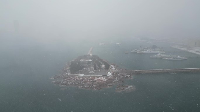 青岛小青岛公园海边雪景航拍