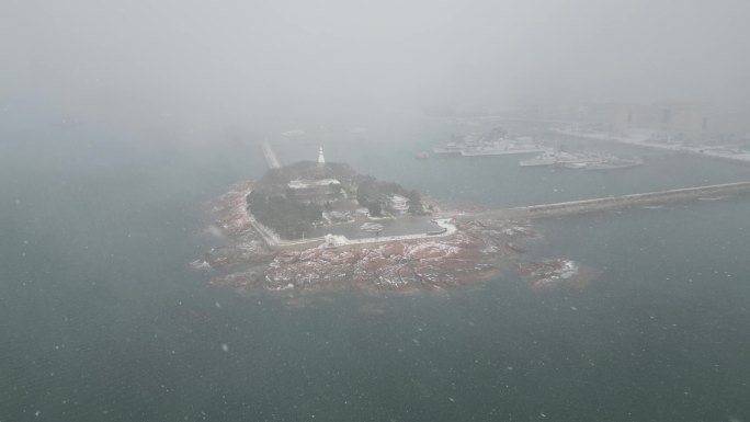 青岛小青岛公园海边雪景航拍