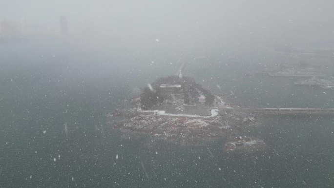 青岛小青岛公园海边雪景航拍
