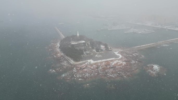 青岛小青岛公园海边雪景航拍