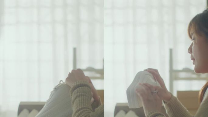 亚洲女商人在家进行直播电商销售鞋子。