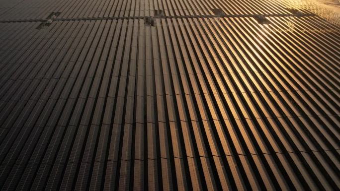 海边光伏太阳能板上阳光反射的鸟瞰图