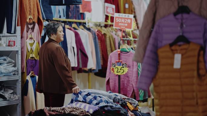 老人在服装店挑选衣服县城打折
