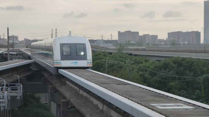上海磁悬浮列车龙阳路站进站高清视频