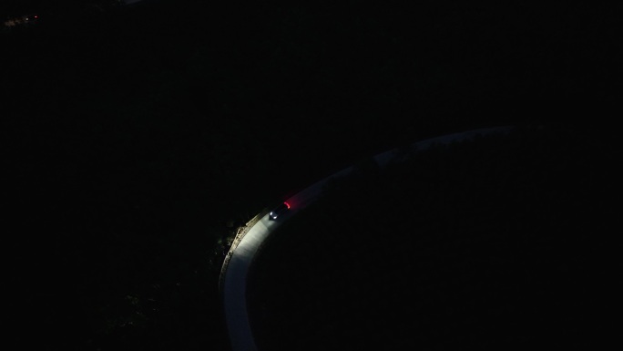 航拍夜晚汽车山路行驶