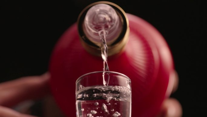 酒瓶倒酒