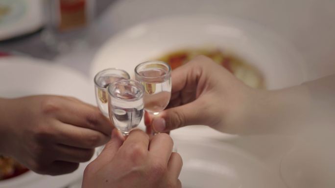 白酒 商务聚会 男人品酒 喜宴喝酒 酿酒