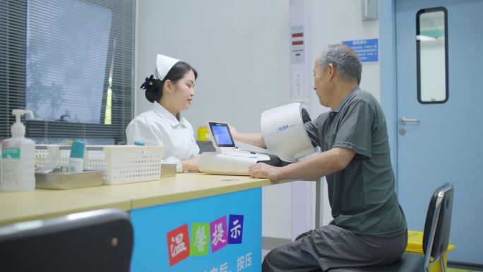 老年人体检量血压医院体检现代医疗