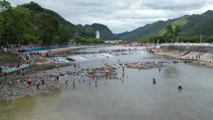 山水间嬉水人群