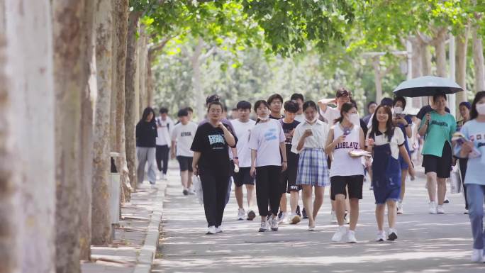 大学校园生活 下课 课间人流 学生放学