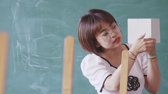 美术老师示范教学