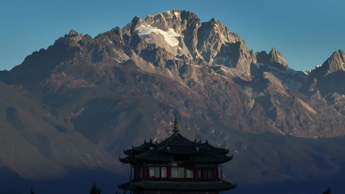 丽江玉龙雪山万古楼旱地拔葱