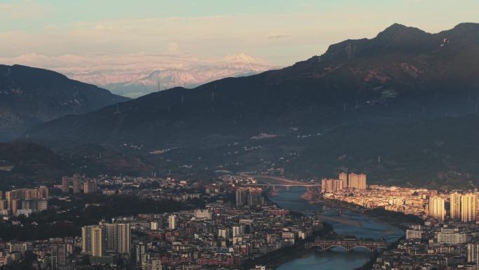 雅安市雨城区与贡嘎雪山同框