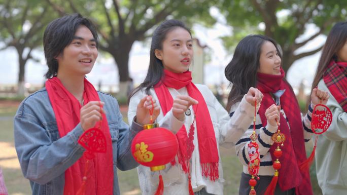 年轻人庆祝新年