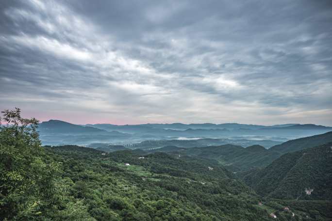 云雾缭绕的山峦风光