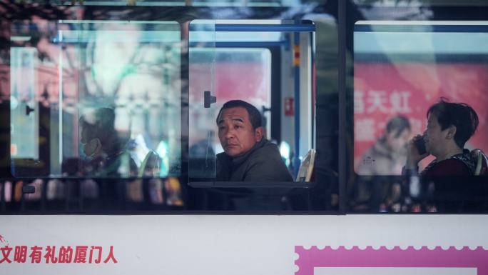 厦门公交车厢人物掠影