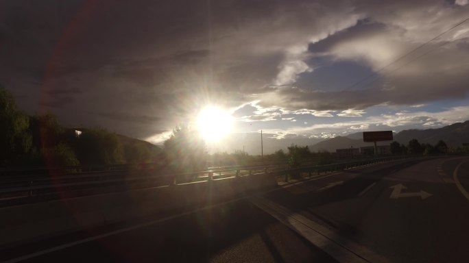 西藏高速 阳光下的公路旅行