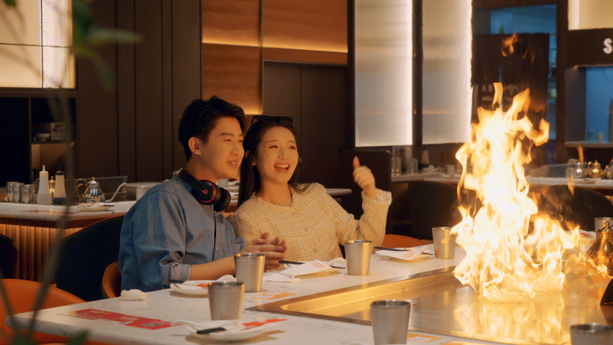 美食旅游商场消费铁板烧年轻人时尚情侣