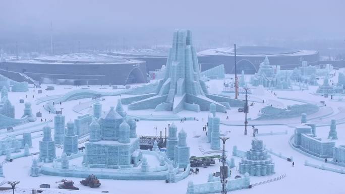 4K 航拍第26冰雪大世界下雪中景近景